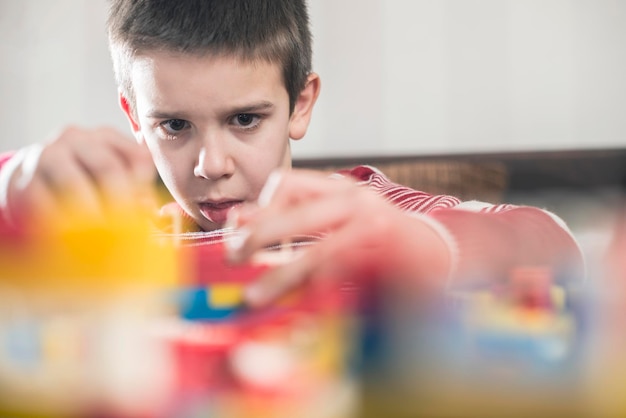 Foto un niño lindo jugando en casa.