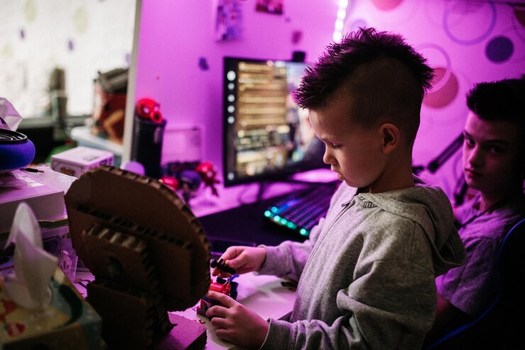Foto un niño lindo jugando con juguetes en casa.