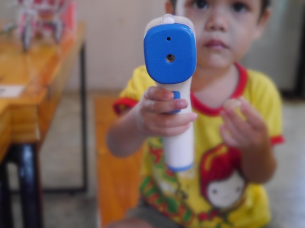 Foto un niño lindo jugando con juguetes.