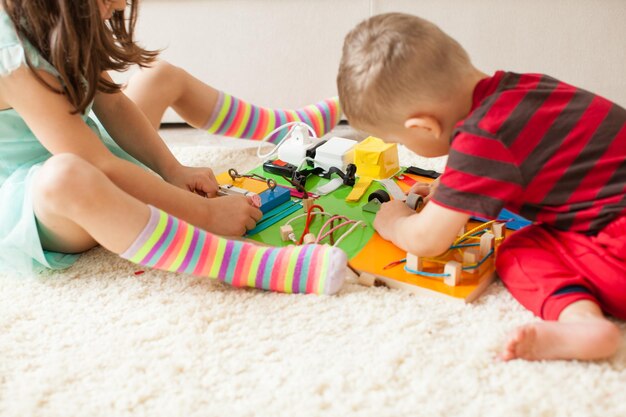 Foto un niño lindo jugando con juguetes.