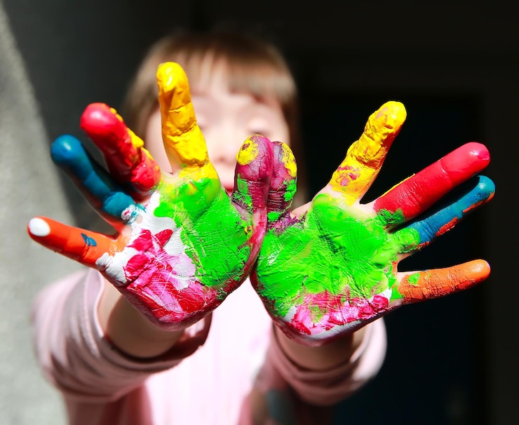 Foto niño lindo con las manos pintadas