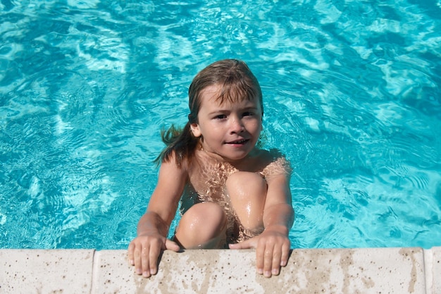 Niño lindo nadar en la piscina de fondo de agua de verano con espacio de copia niños divertidos cara niños su