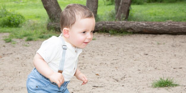 Niño lindo niño o niño jugando en el jardín del parque