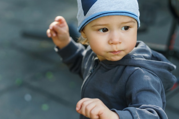 Niño lindo en un parque de la ciudad