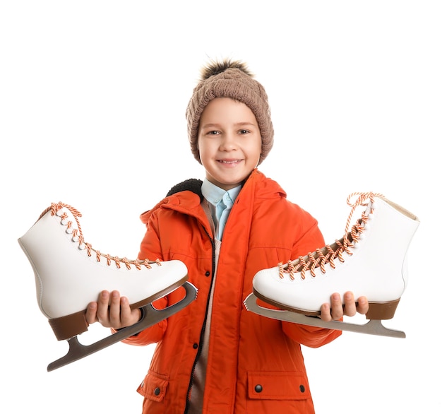 Niño lindo con patines para hielo contra un blanco