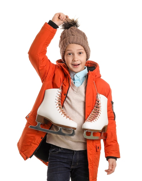 Niño lindo con patines para hielo contra un blanco