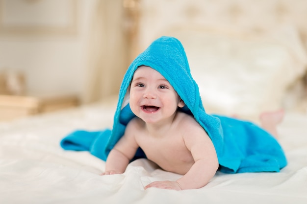 Niño lindo y pequeño en la cama