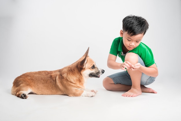 Niño lindo con perro aislado