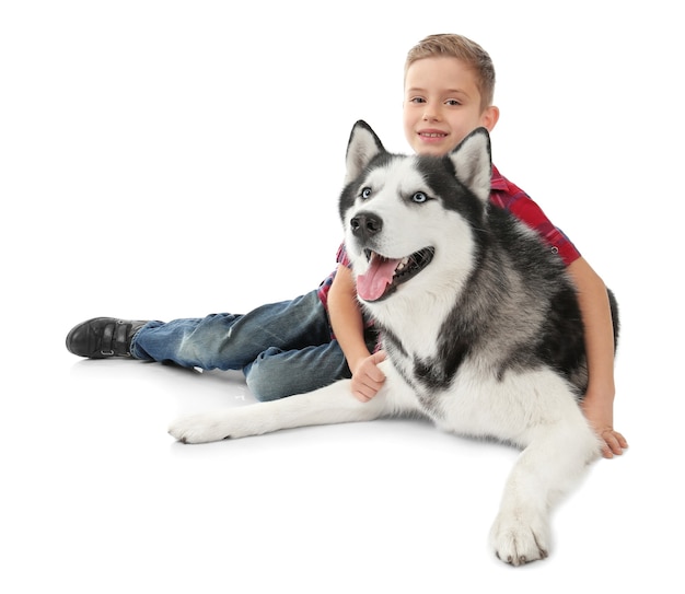 Foto niño lindo con perro husky en espacio en blanco
