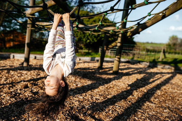 Niño lindo positivo jugando en el campo niño feliz y emocionado Fotografía sincera