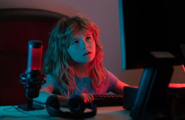Un niño lindo de preescolar viendo una lección de video por computadora portátil Un pequeño hacker joven programador