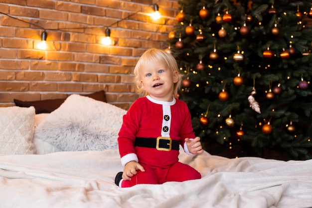Niño lindo en sala decorada festiva para Navidad