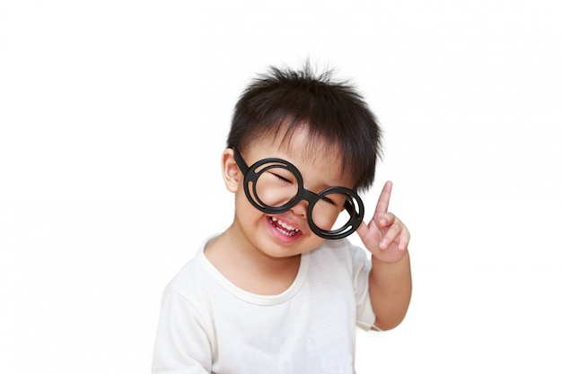 Niño lindo con sonrisa de cristal