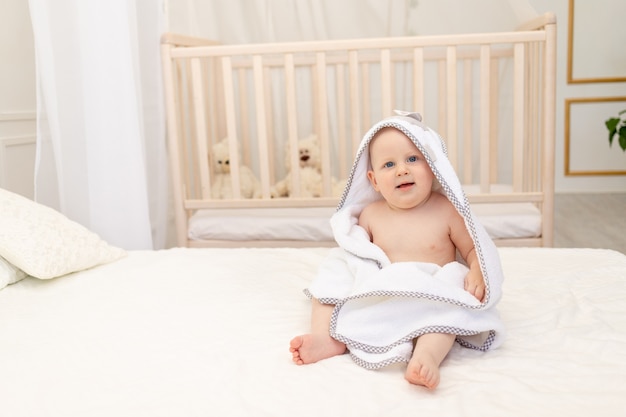 Niño lindo en su cama