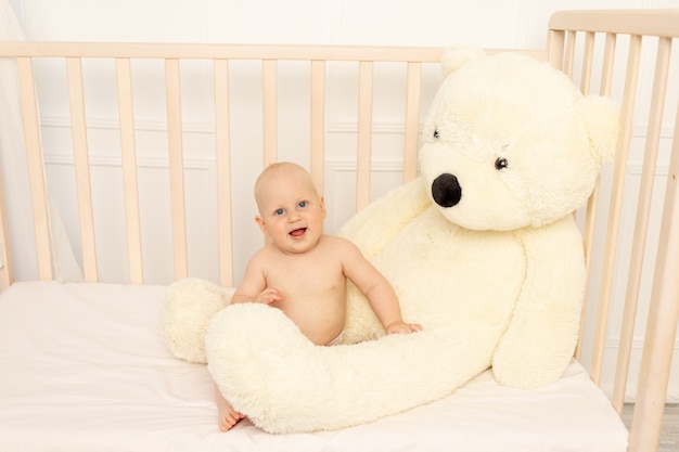 Niño lindo con su osito de peluche