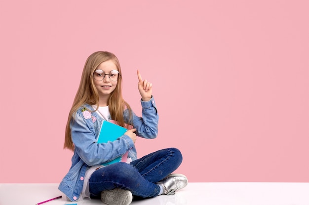 Niño lindo en traje de moda pensando en hacer la tarea