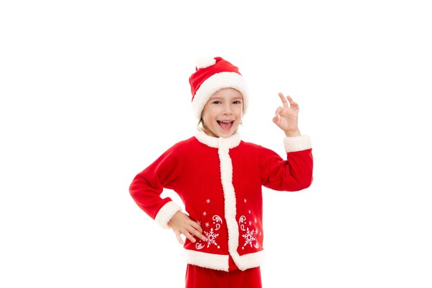 Niño lindo en un traje rojo de Santa Claus sonriendo ampliamente