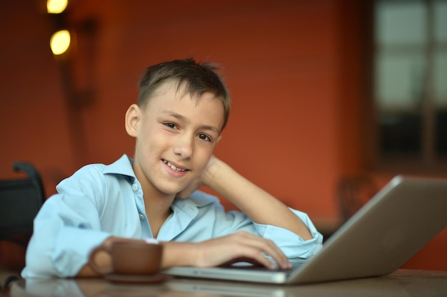 niño lindo usando la computadora portátil