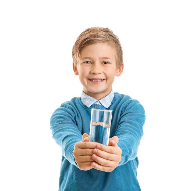 Niño lindo con vaso de agua en blanco