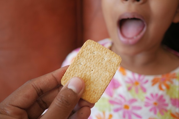 niño listo para comer galleta