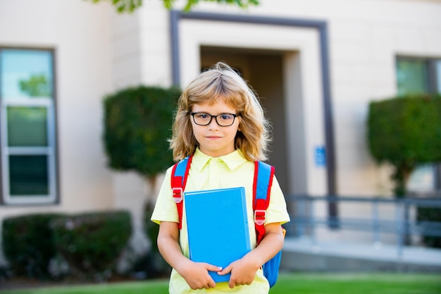 Niño listo para la escuela Alumno colegial con mochila al aire libre