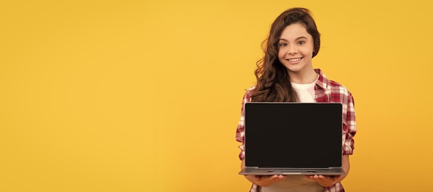 Niño listo para la lección de video niña adolescente con computadora portátil en la cabeza educación en línea Retrato de niña de la escuela con póster horizontal de computadora portátil Encabezado de banner con espacio de copia