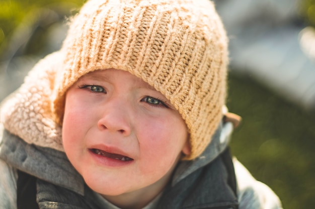 Niño llorando. llorar. retrato de niño. niño caucásico mira a la cámara. chico encantador el niño llora con lágrimas en los ojos