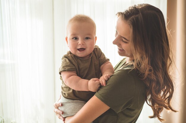 Niño con madre cerca de la ventana