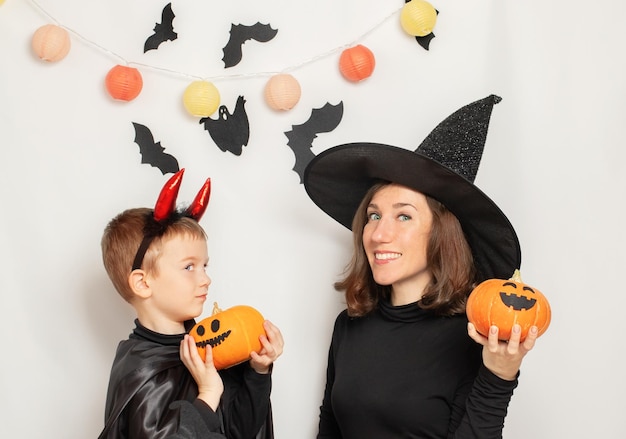 Niño y madre disfrazados de Halloween Familia feliz celebrando Halloween
