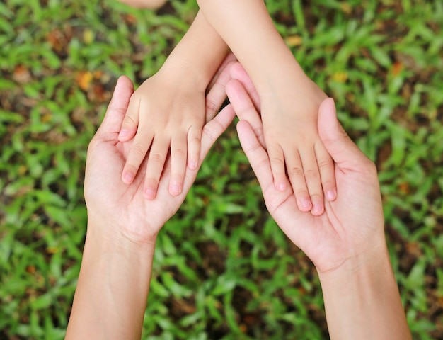 Niño y madre tomados de la mano en la unidad y apoyándose mutuamente.