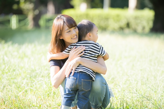 Niño y mamá en el parque