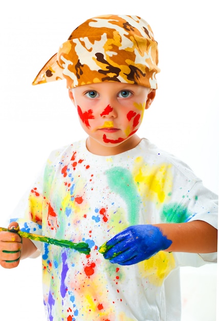 Niño manchado en dibujos de pintura