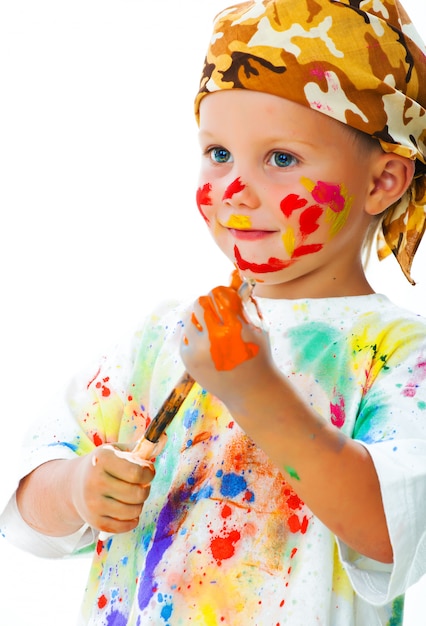 Niño manchado en dibujos de pintura