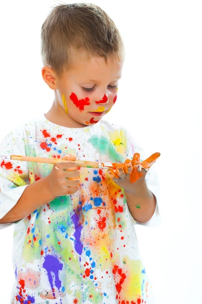 Niño manchado en dibujos de pintura