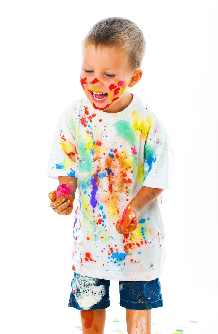 Foto niño manchado en dibujos de pintura