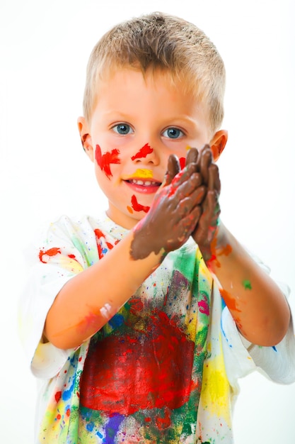 Foto niño manchado en dibujos de pintura