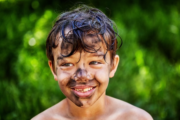 Niño manchado durante unas vacaciones en el campo.