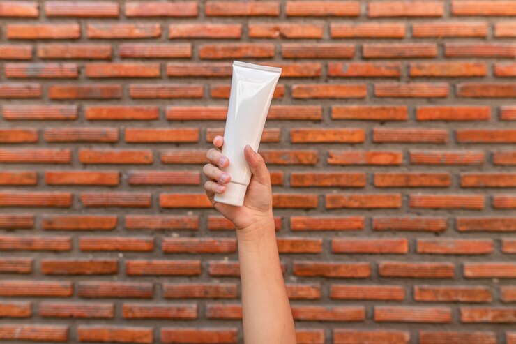 Niño mano alcohol anti virus en mano anti bacterias para prevenir la propagación de gérmenes, bacterias y virus. Concepto de higiene personal.
