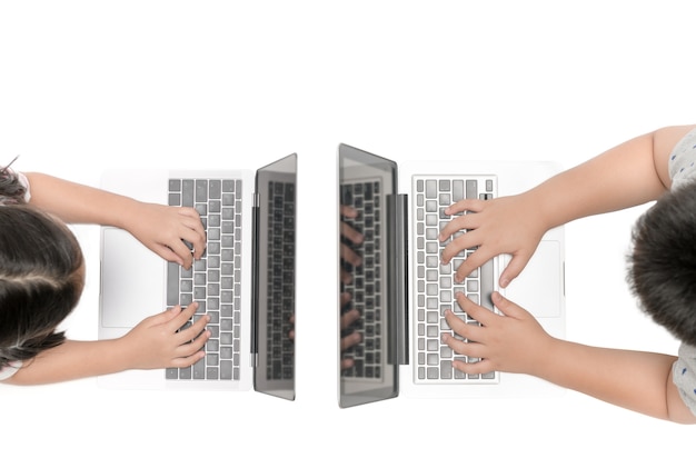 niño de la mano jugando la computadora en la vista superior aislado sobre fondo blanco, concepto de educación