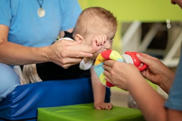 Foto niño de mano en mano