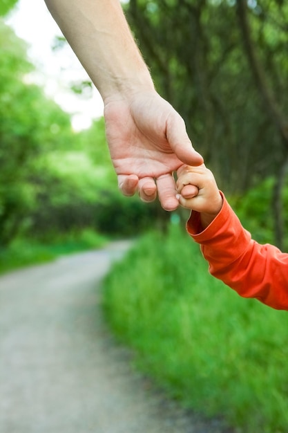 Niño de manos con un padre