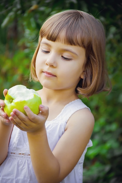 Niño con una manzana. Enfoque selectivo naturaleza