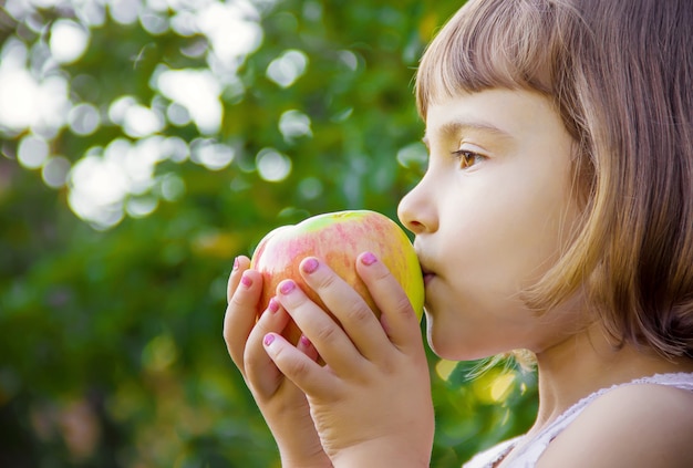 Niño con una manzana. Enfoque selectivo naturaleza