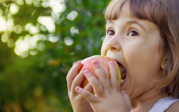 Niño con una manzana. Enfoque selectivo naturaleza