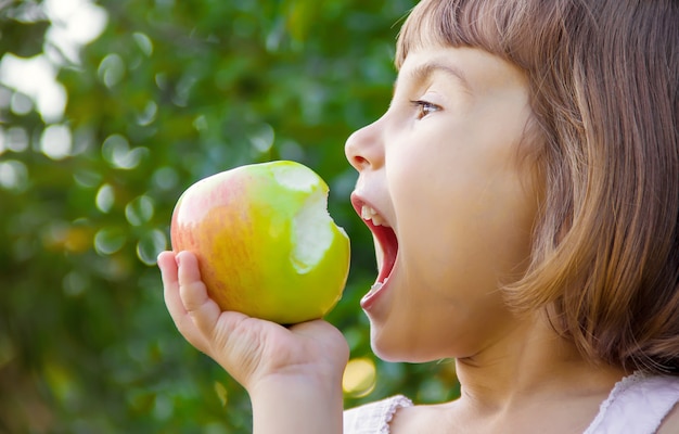 Niño con una manzana. Enfoque selectivo naturaleza