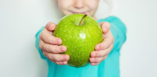 Niño con una manzana. Enfoque selectivo naturaleza