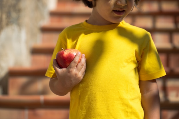 Foto niño con manzana roja