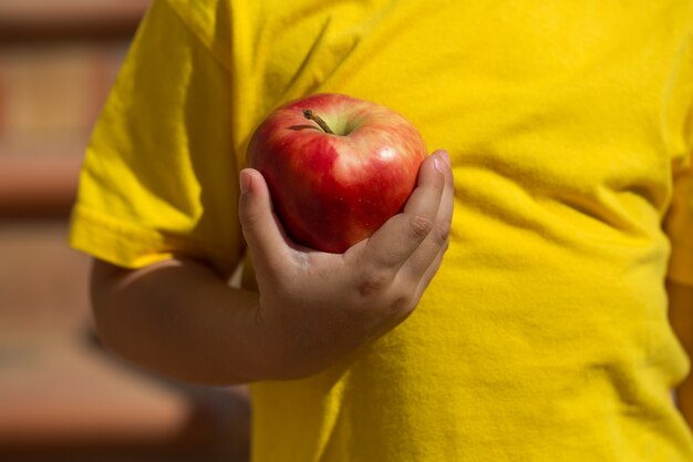 Niño con manzana roja