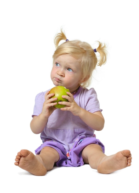 niño con la manzana