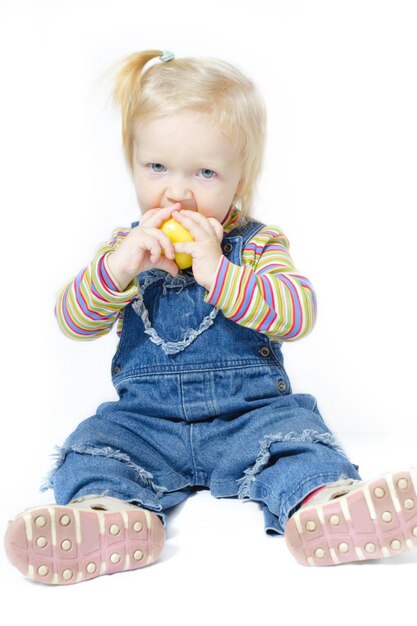 niño con la manzana